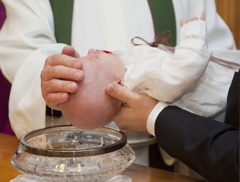 Offrir une médaille de baptême : un choix très symbolique