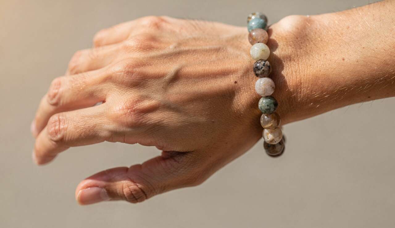 À quel poignet porter un bracelet en pierres naturelles ?