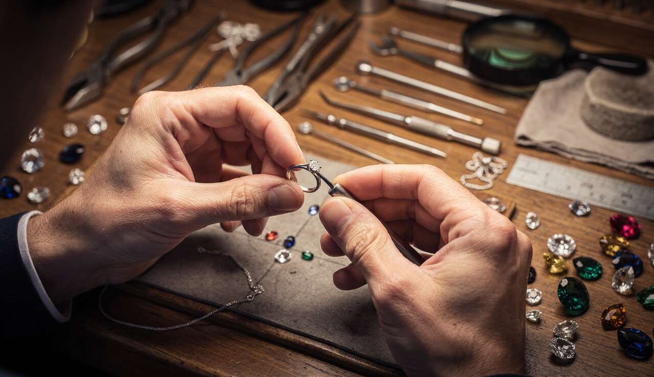 Qui contacter pour personnaliser un bijou ?