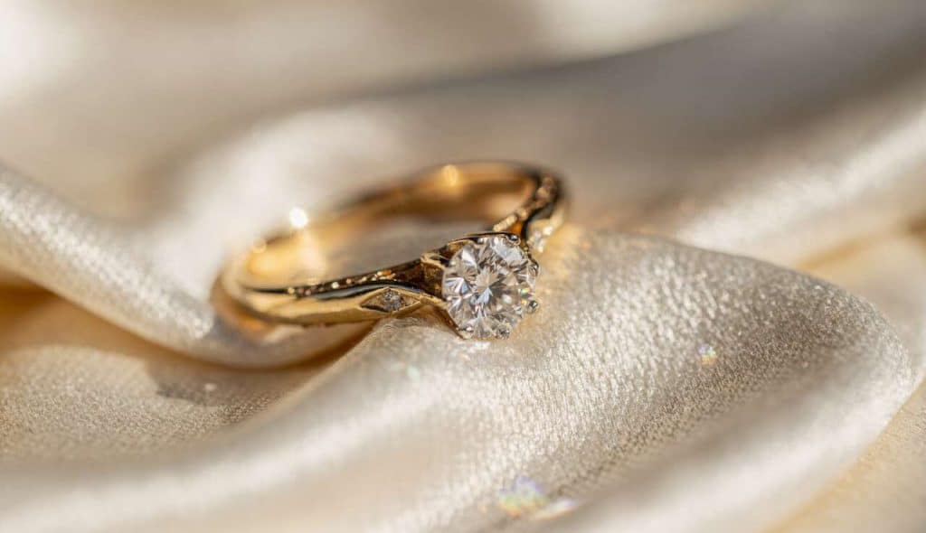 Bague de fiançailles en or : comment choisir la parfaite ?