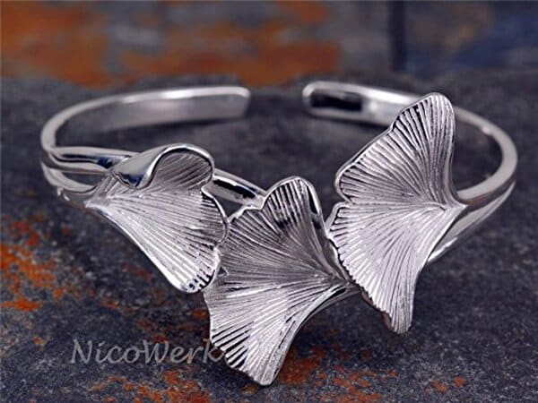 Découvrez notre avis sur le bracelet NicoWerk SAR117 : un accessoire unique en argent sterling inspiré par la feuille de ginkgo. Style et élégance garantis.