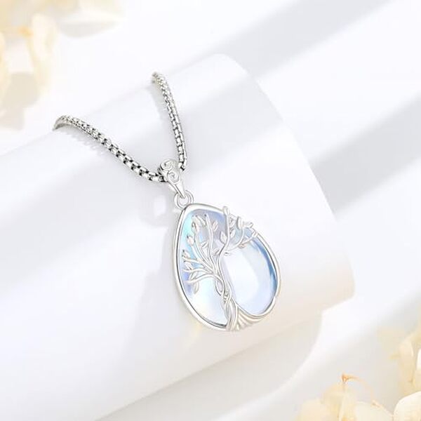 Découvrez notre avis détaillé sur le collier arbre de vie Eudora Harmony Ball en argent : symbole de vie et de spiritualité parfait pour un style intemporel et élégant