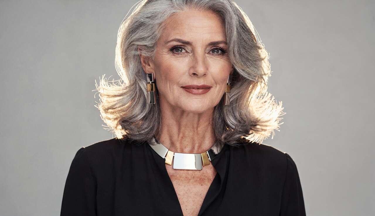 Quels bijoux choisir avec des cheveux gris ?