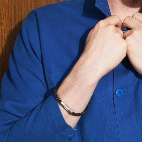 Découvrez notre analyse détaillée du bracelet Fossil pour homme : un équilibre parfait entre cuir et acier inoxydable. Idéal pour un style urbain et élégant.