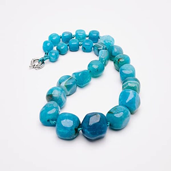 Découvrez notre test du collier TreasureBay en agate bleue : un bijou élégant et intemporel qui sublime votre style au quotidien.