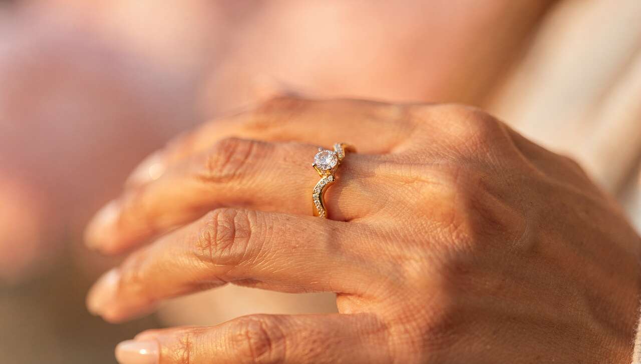 Bague de fiançailles en or jaune : élégant symbole d'amour